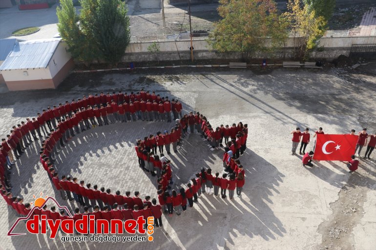 Ağrılı öğrencilerden ay yıldızlı koreografi 2