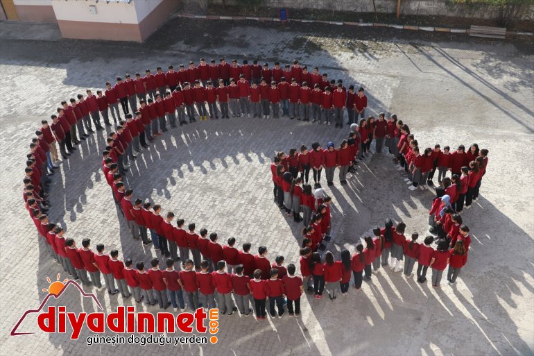 Ağrılı öğrencilerden ay yıldızlı koreografi 3