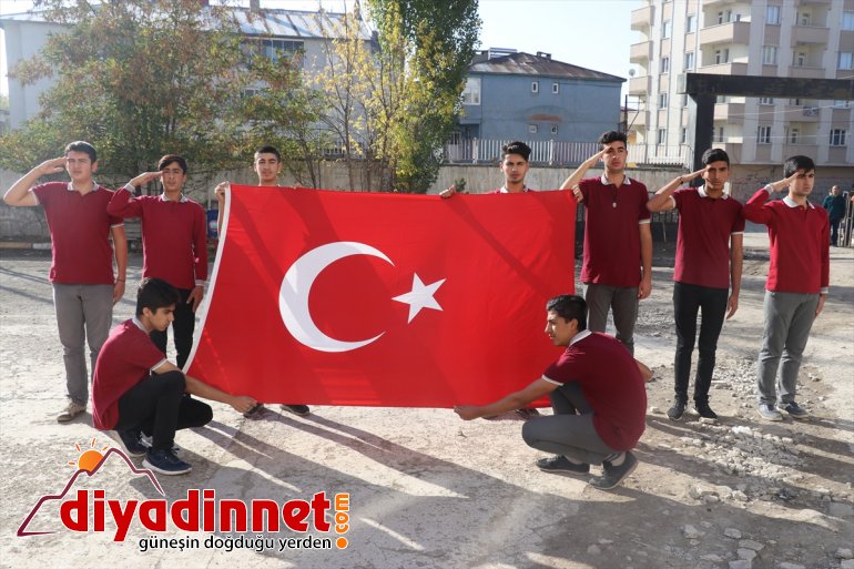 Ağrılı öğrencilerden ay yıldızlı koreografi 4