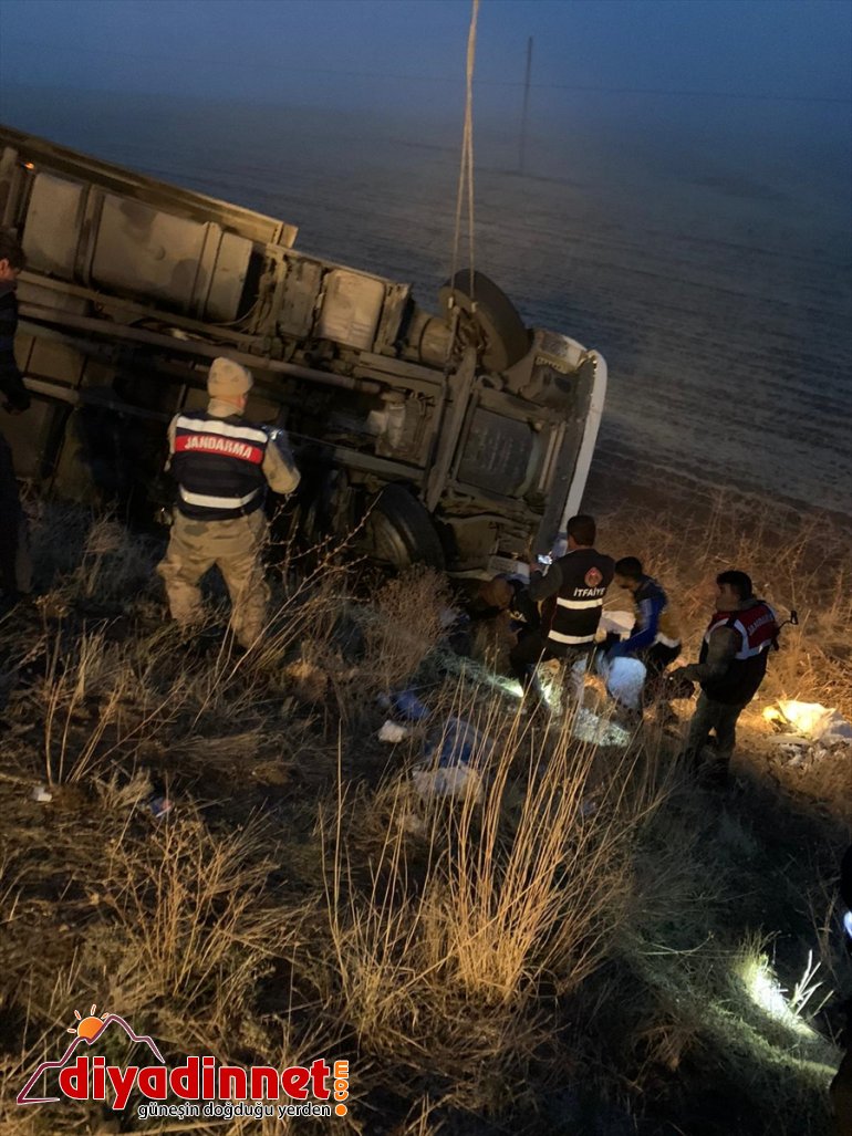 Devrilen kamyonun altında kalan sürücü öldü