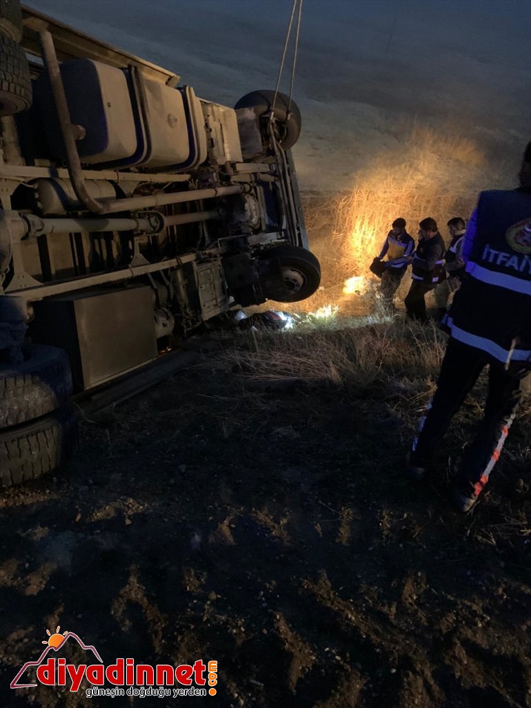 Devrilen kamyonun altında kalan sürücü öldü2