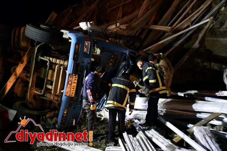 Doğubayazıt'ta tır şarampole devrildi: 1 ölü, 1 yaralı