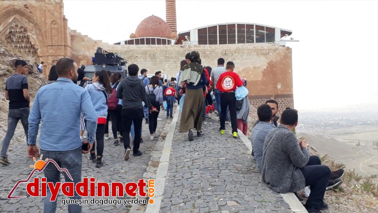 Gönüllü gençler İshak Paşa Sarayı çevresindeki çöpleri topladı