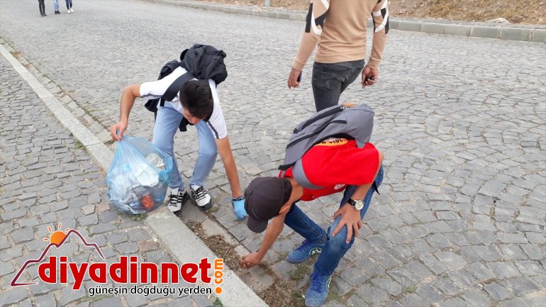 Gönüllü gençler İshak Paşa Sarayı çevresindeki çöpleri topladı - AĞRI2