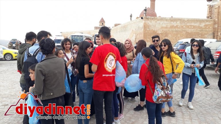 Gönüllü gençler İshak Paşa Sarayı çevresindeki çöpleri topladı - AĞRI3