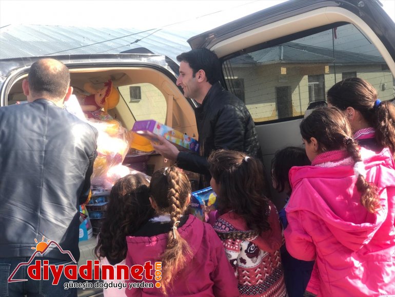Hayırseverlerden alıp köy çocuklarına dağıtıyor