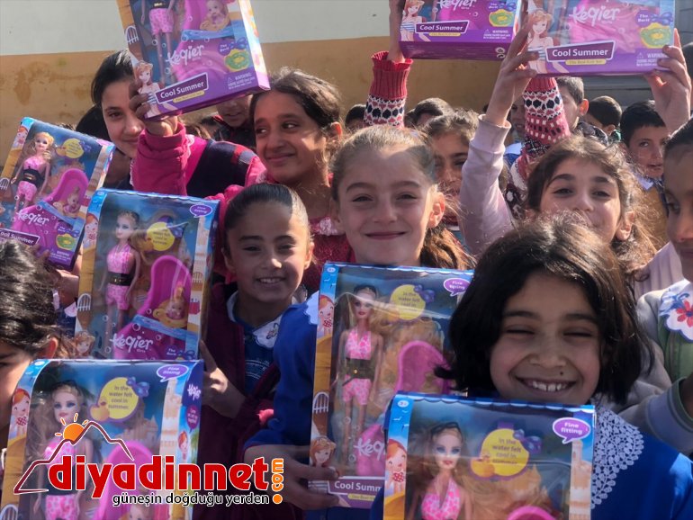 Hayırseverlerden alıp köy çocuklarına dağıtıyor - AĞRI2