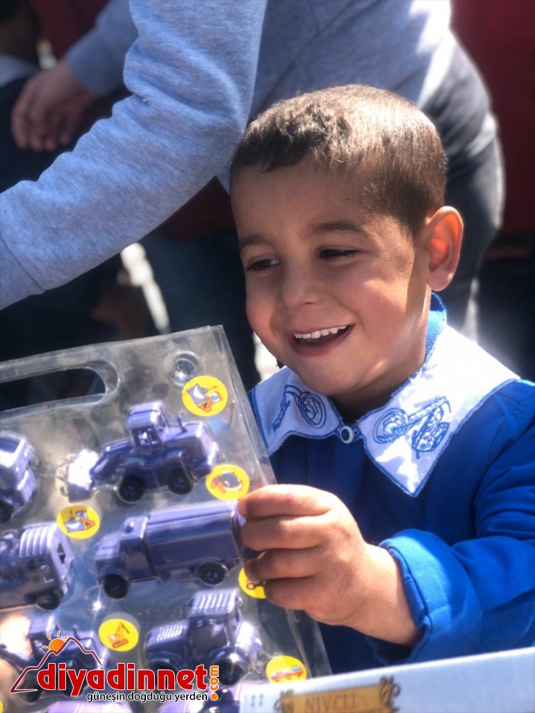 Hayırseverlerden alıp köy çocuklarına dağıtıyor - AĞRI4