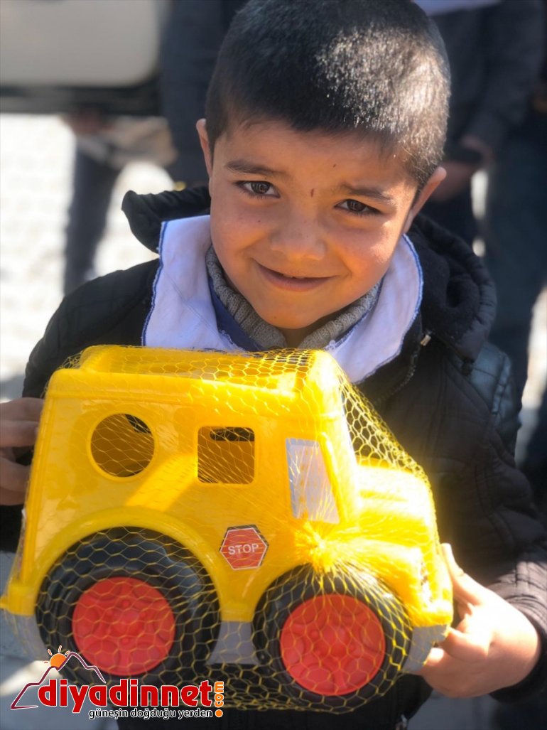 Hayırseverlerden alıp köy çocuklarına dağıtıyor - AĞRI5