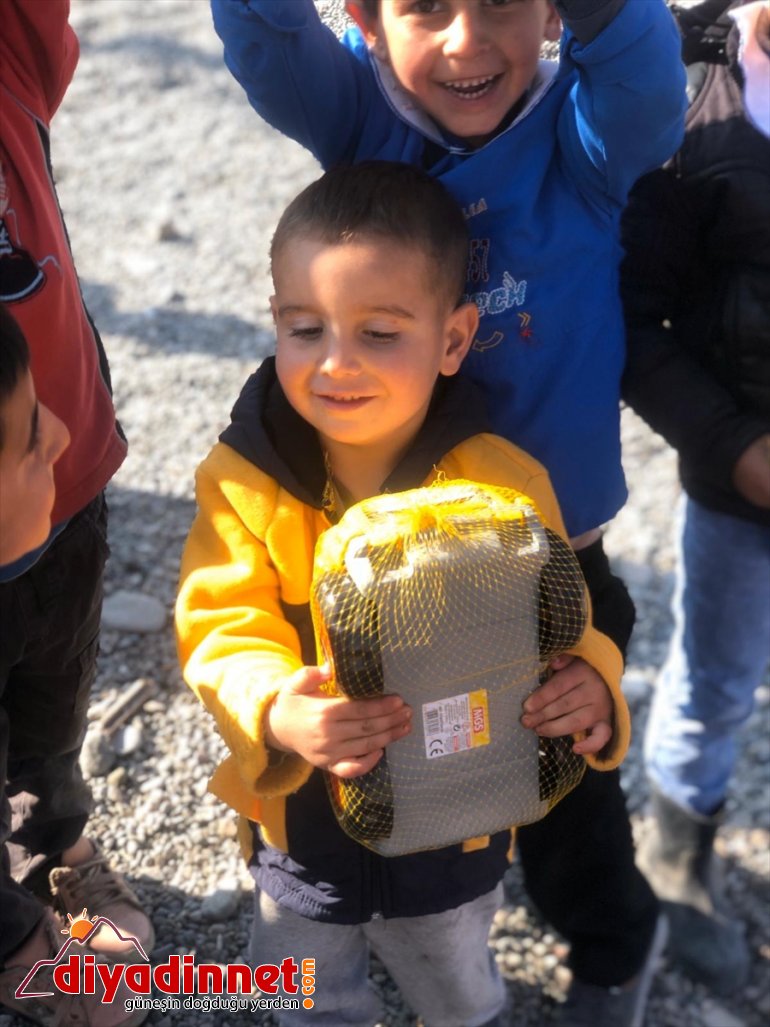 Hayırseverlerden alıp köy çocuklarına dağıtıyor - AĞRI6