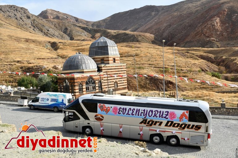 Kiraladığı yolcu otobüsü gelin arabası oldu - AĞRI3