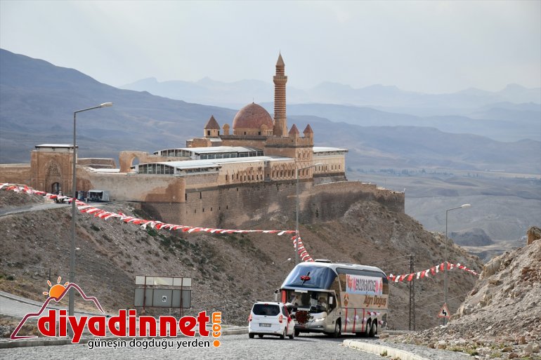 Kiraladığı yolcu otobüsü gelin arabası oldu - AĞRI4