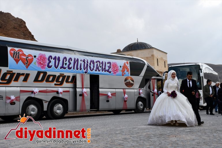 Kiraladığı yolcu otobüsü gelin arabası oldu - AĞRI5