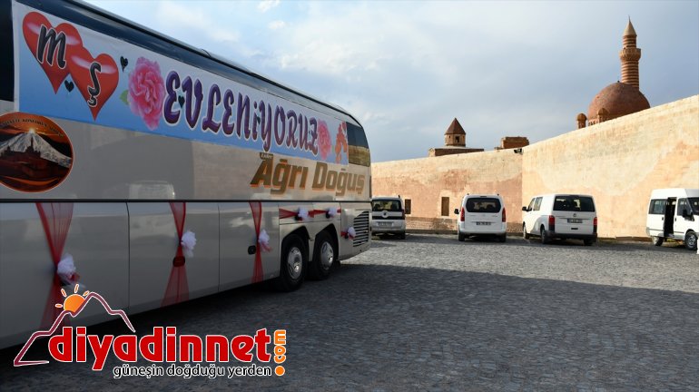 Kiraladığı yolcu otobüsü gelin arabası oldu - AĞRI9