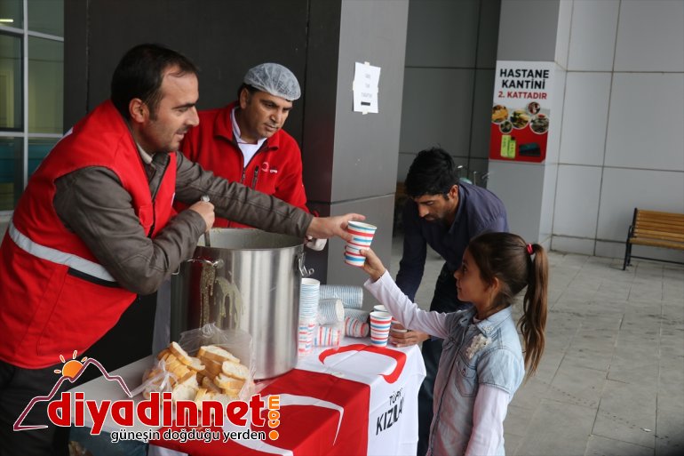 Kızılay'dan hastane önünde çorba ikramı