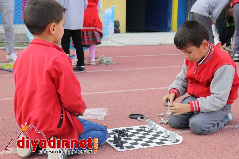 Minik öğrenciler obeziteye dikkati çekmek için yürüdü1