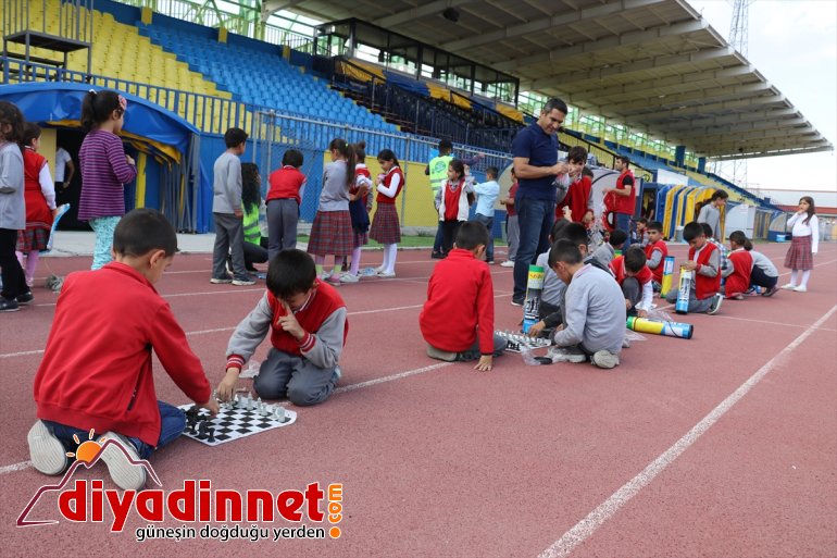 Minik öğrenciler obeziteye dikkati çekmek için yürüdü2