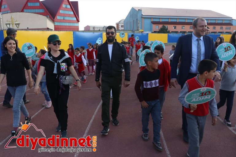 Minik öğrenciler obeziteye dikkati çekmek için yürüdü4