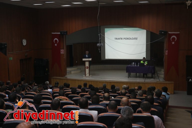 Okul servis şoförlerine trafik eğitiimi verildi 2