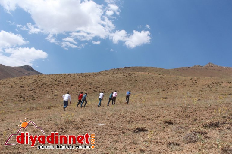 Sevdiklerinden haber almak için tepelere çıkıyorlar