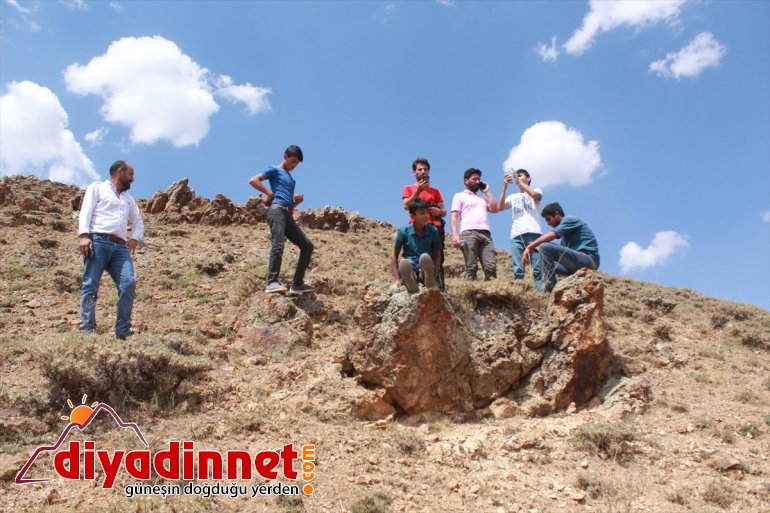 Sevdiklerinden haber almak için tepelere çıkıyorlar - AĞRI3