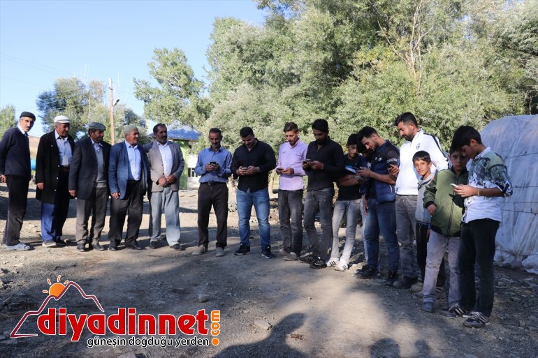 Sevdiklerinden haber almak için tepelere çıkıyorlar - AĞRI5