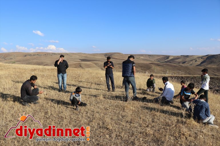 Sevdiklerinden haber almak için tepelere çıkıyorlar - AĞRI7