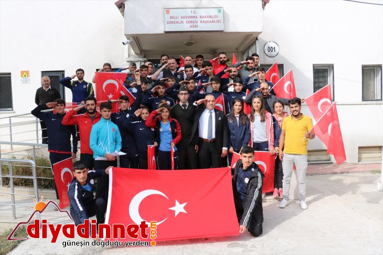 Sporculardan Mehmetçik'e selam