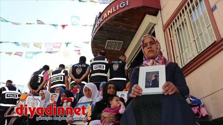 Ağrılı anne HDP İl Başkanlığı binası önünde ki oturma eylemine katıldı