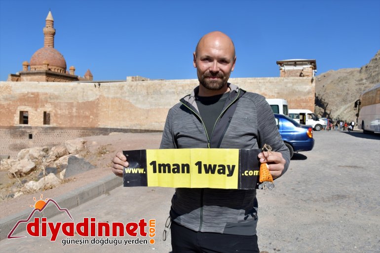 Yürüyerek olimpiyat izlemeye gidiyor