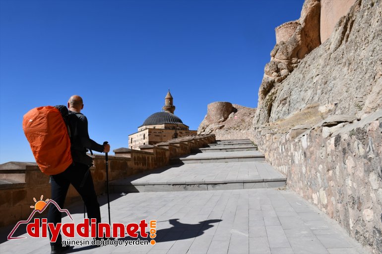 Yürüyerek olimpiyat izlemeye gidiyor - AĞRI11