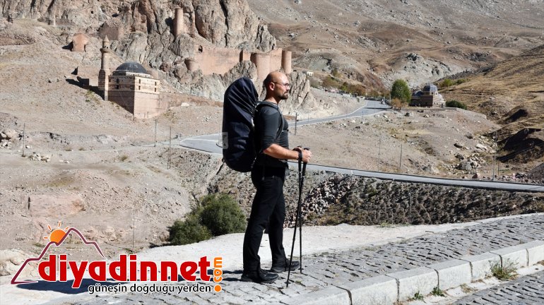 Yürüyerek olimpiyat izlemeye gidiyor - AĞRI7