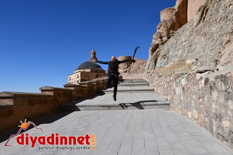 Yürüyerek olimpiyat izlemeye gidiyor - AĞRI10