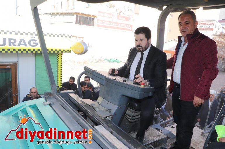 Ağrı Belediye Başkanı Sayan asfalt döktü