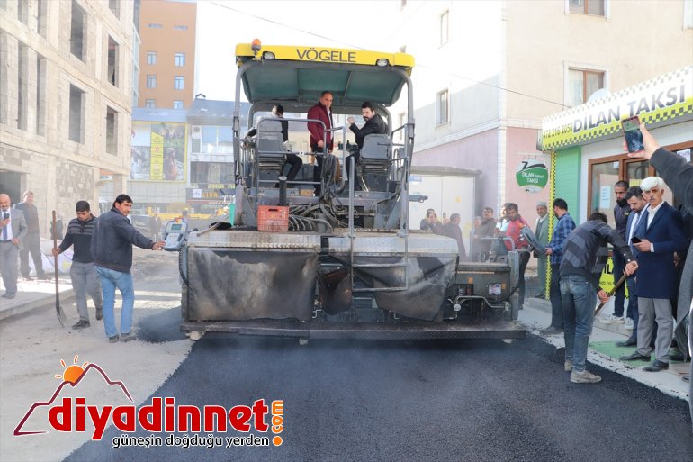 Ağrı Belediye Başkanı Sayan asfalt döktü2