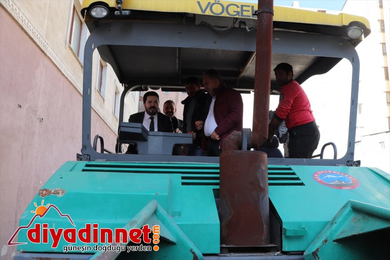 Ağrı Belediye Başkanı Sayan asfalt döktü3
