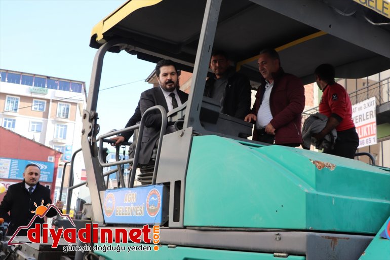 Ağrı Belediye Başkanı Sayan asfalt döktü4