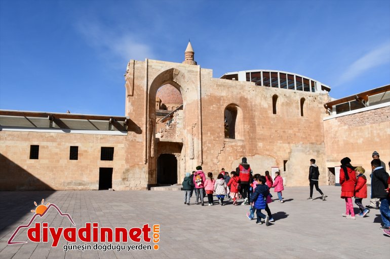 Ağrılı çocuklar ilk defa köy dışına çıkarak tarihi yerleri gezdi2