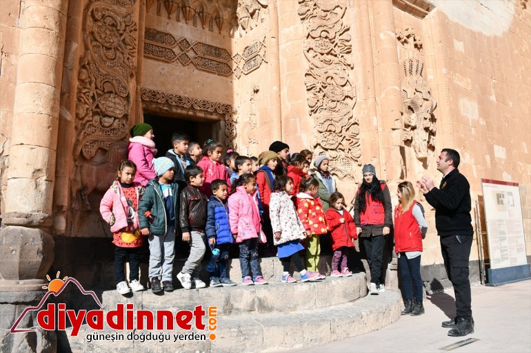 Ağrılı çocuklar ilk defa köy dışına çıkarak tarihi yerleri gezdi3