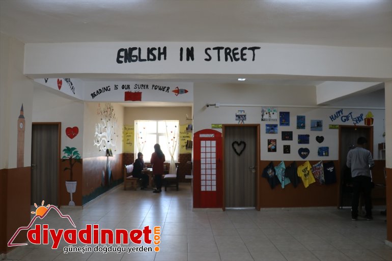 Ağrılı öğrenciler 'İngilizce sokağı'nda pratik yapıyor