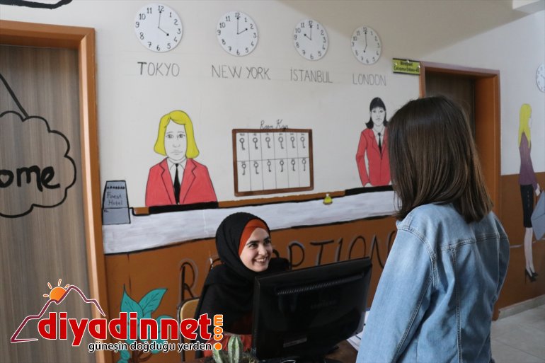 Ağrılı öğrenciler İngilizce sokağında pratik yapıyor - AĞRI11