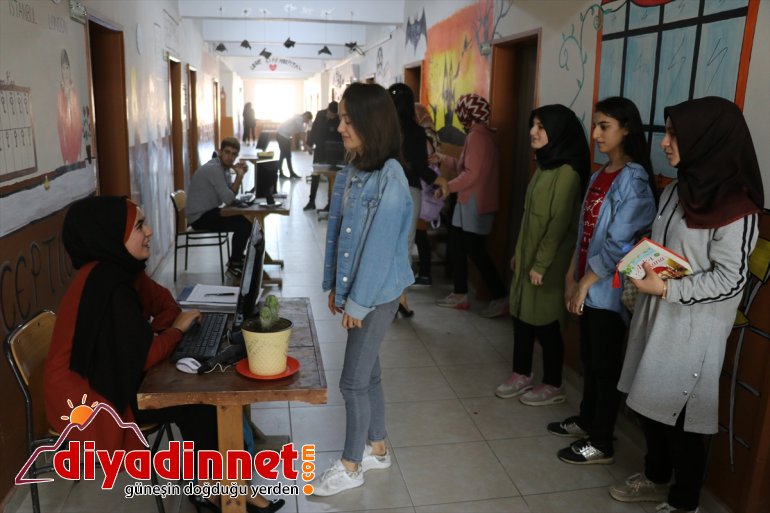 Ağrılı öğrenciler İngilizce sokağında pratik yapıyor - AĞRI12