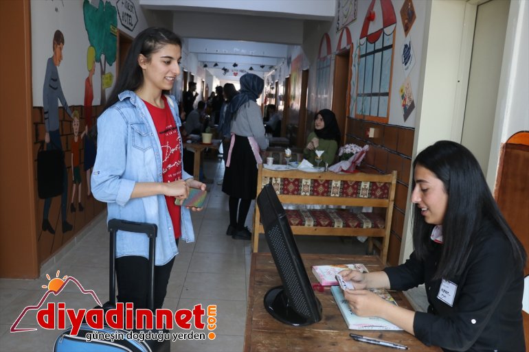 Ağrılı öğrenciler İngilizce sokağında pratik yapıyor - AĞRI13