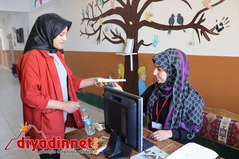 Ağrılı öğrenciler İngilizce sokağında pratik yapıyor - AĞRI4