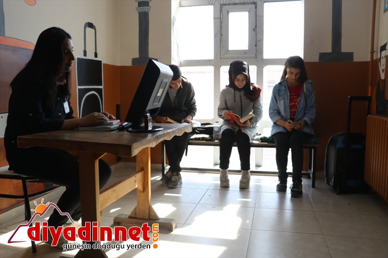 Ağrılı öğrenciler İngilizce sokağında pratik yapıyor - AĞRI8