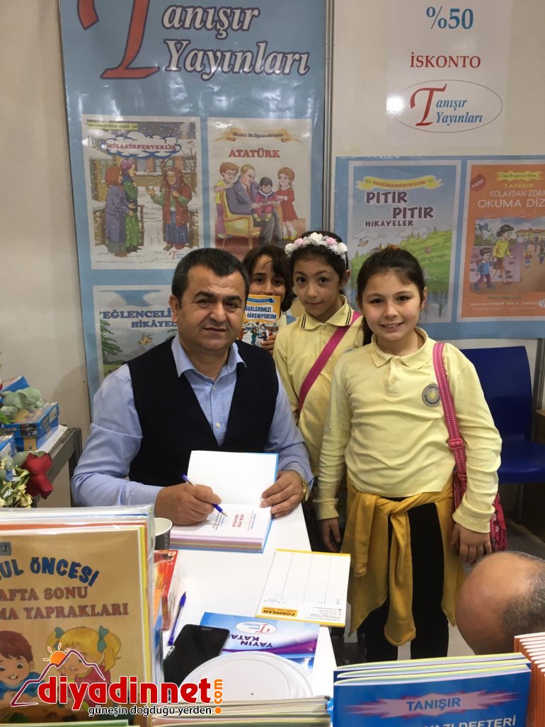 Ağrılı yazar Ferzende Tanışır TÜYAP ta Ağrı yı anlattı3