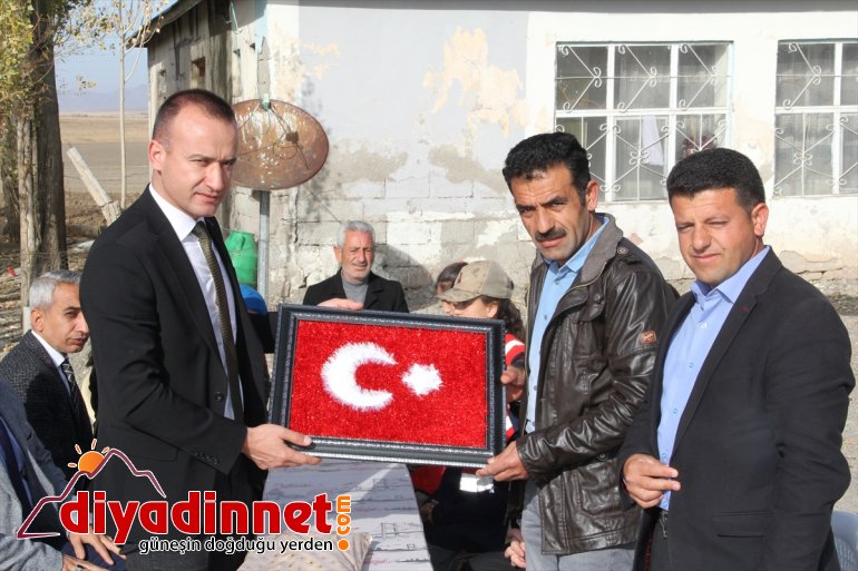 Asker üniformalı öğrencilerden şehit ailesine ziyaret