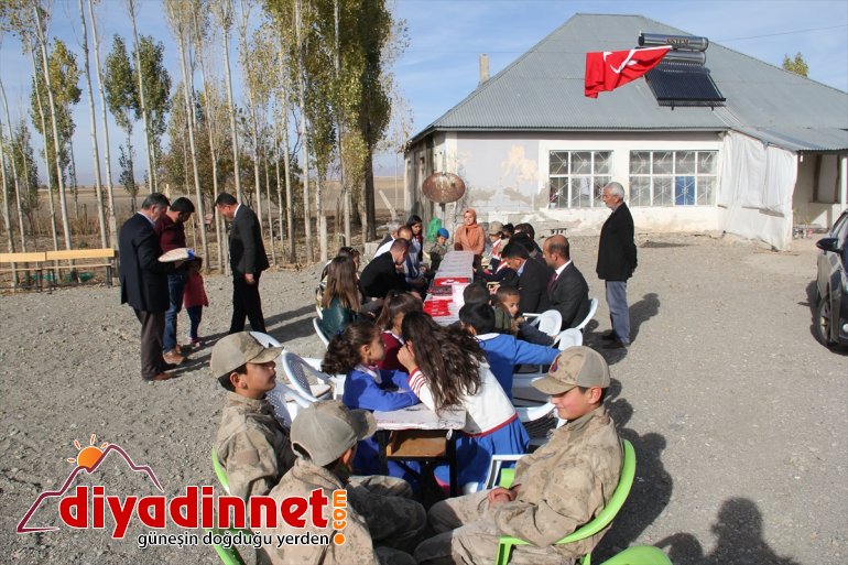 Asker üniformalı öğrencilerden şehit ailesine ziyaret2