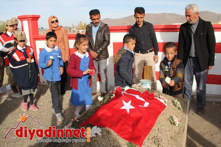 Asker üniformalı öğrencilerden şehit ailesine ziyaret4