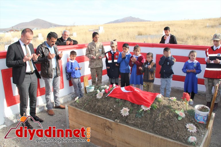 Asker üniformalı öğrencilerden şehit ailesine ziyaret5